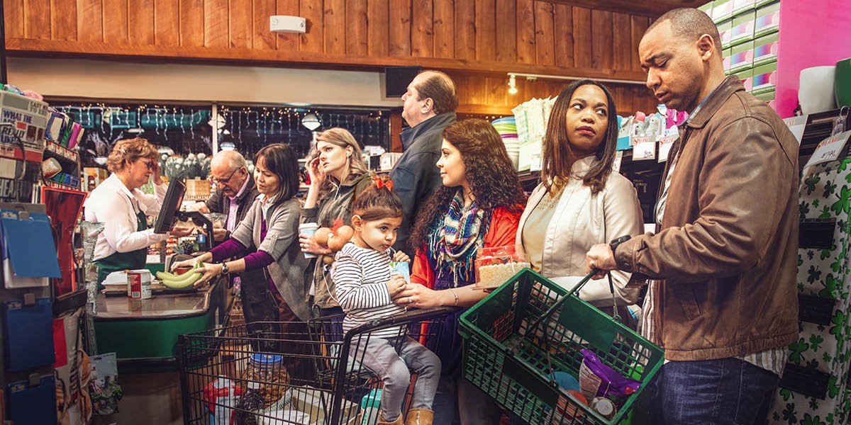 Ve frontě u pokladny v supermarketu jsou lidé nervózní, ale žena s dcerkou je v klidu