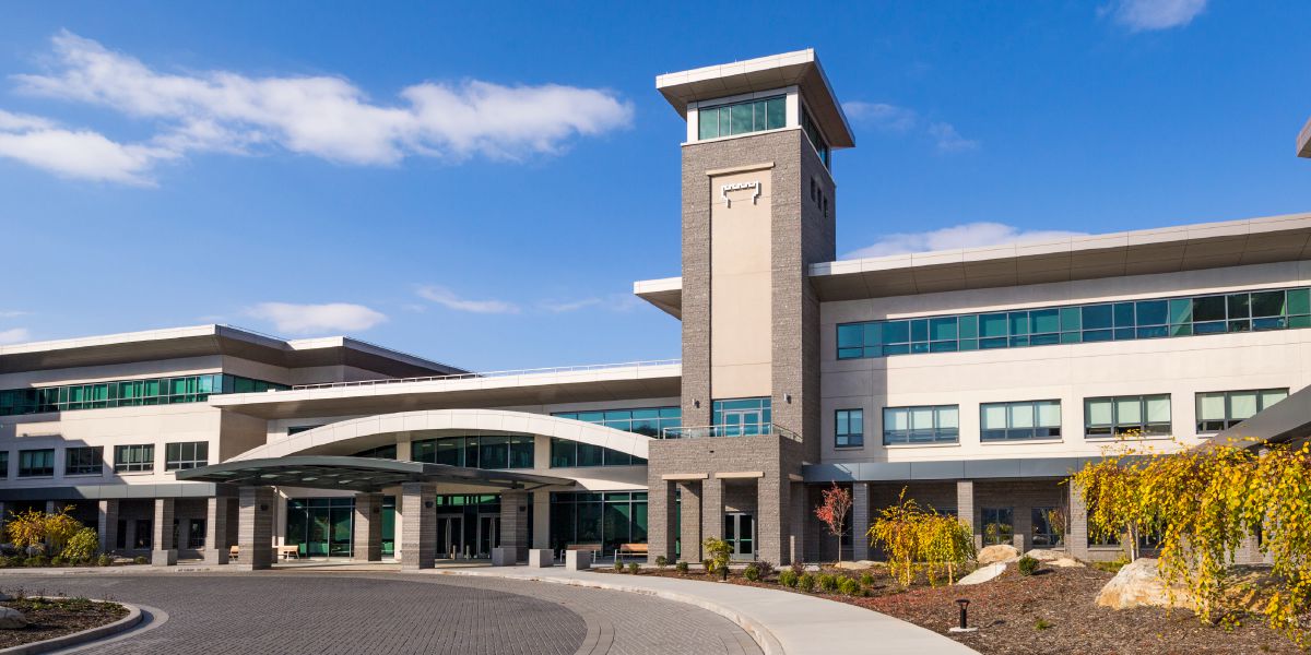 Věž a hlavní vchod světového ústředí svědků Jehovových ve Warwicku ve státě New York