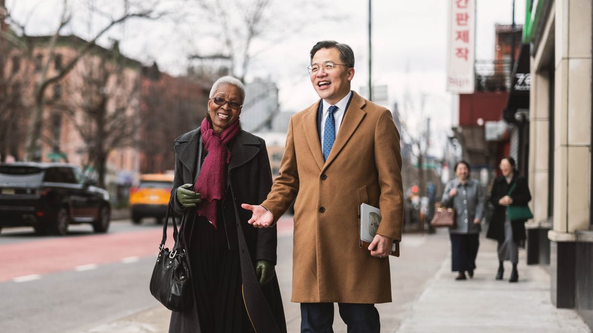 O několik let později je ve službě a vypadá spokojeně.