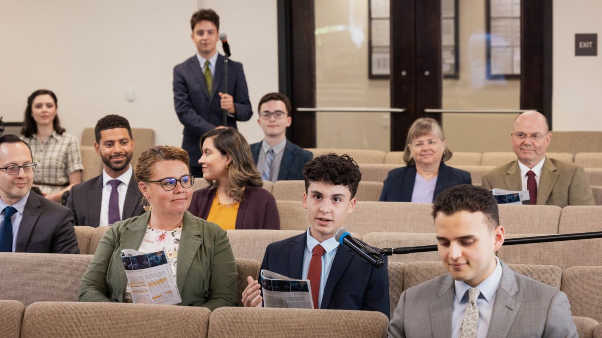 Bratr se usmívá, když ten syn během studia „Strážné věže“ dává komentář.