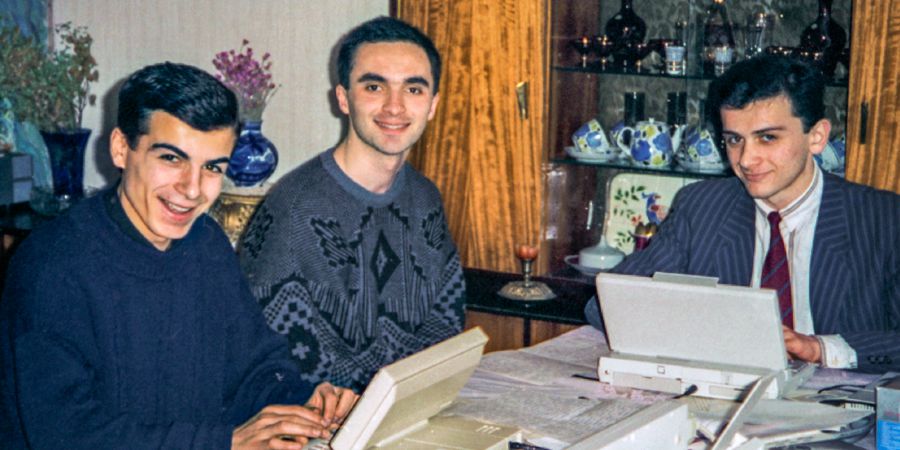 Leri Mirzašvili, Paata Morbedadze a Levani Kopaliani v roce 1993 v překladatelské kanceláři v Tbilisi