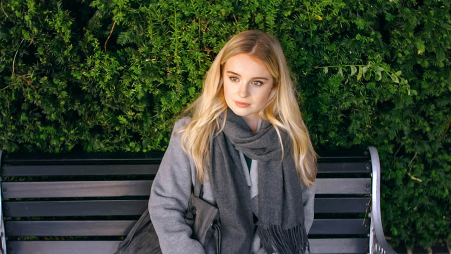 Scéna z videa „Pomáhej lidem, se kterými studuješ Bibli, vytvořit si k Jehovovi blízký vztah“. Mary přemýšlí o tom, jak už jí Jehova pomohl