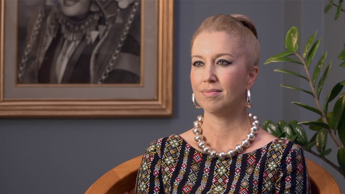 Scéna z videa „Úspěšní bojovníci za víru – ti, kdo mají jen jednoho rodiče“. Tammy Ludlowová