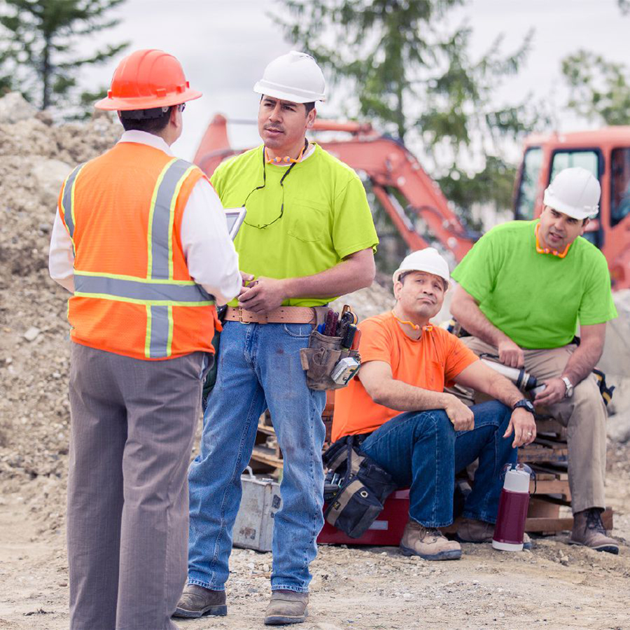 Bratr mluví s vedoucím a kolegové je při tom poslouchají
