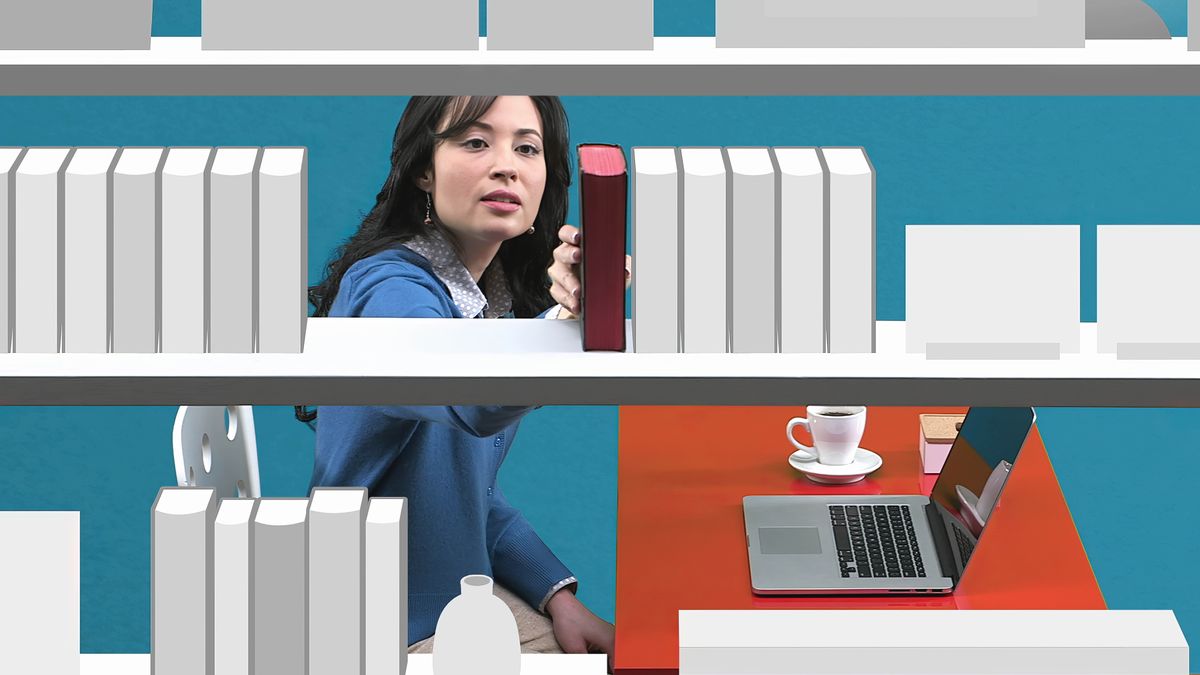 Una mujer saca la Biblia de una estantería.