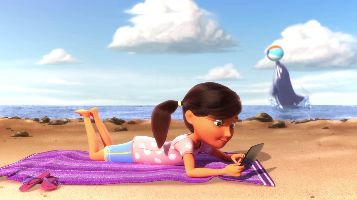 Una imagen del video “Aprovecha bien el tiempo”. Sofía está descansando en la playa. Como está usando su tablet, no ve que cerca hay un delfín jugando con una pelota en el agua.