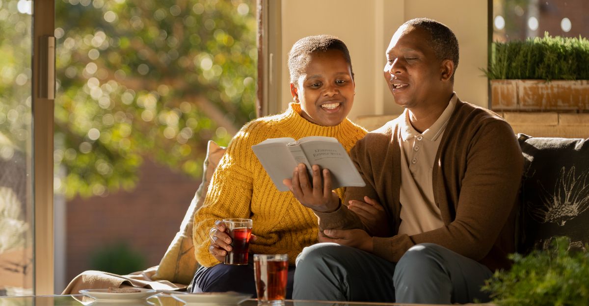 Un matrimonio muy feliz leyendo juntos la Biblia.