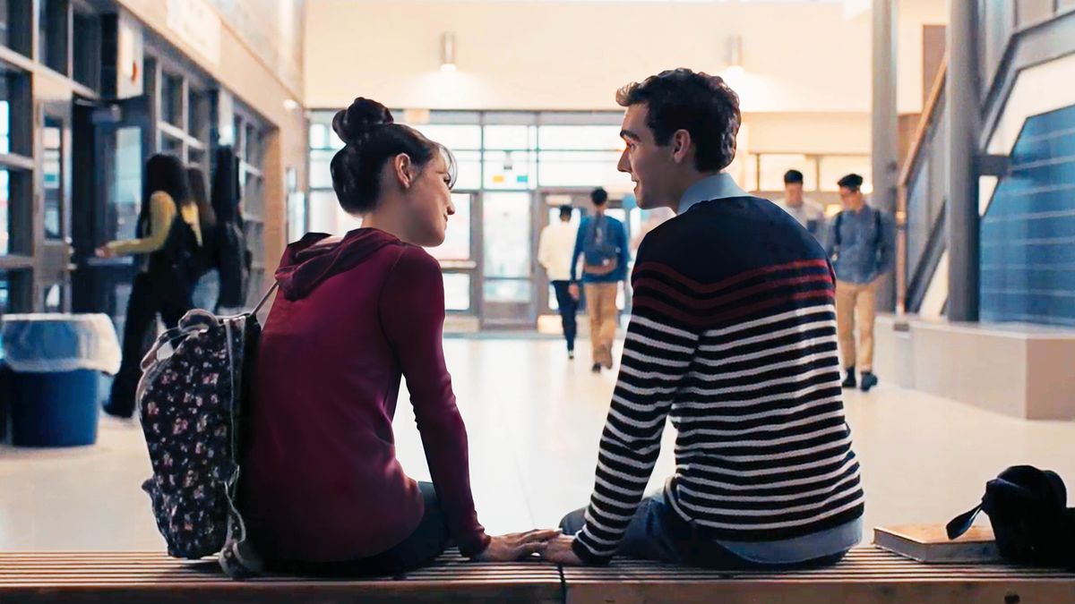 Una imagen del video “Dios ‘está enterado de los secretos del corazón’”. El hermano está sentado junto a una chica en la escuela. Ella apoya su mano sobre la de él.