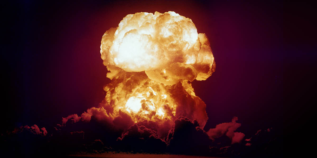 Nube en forma de hongo causada por una bomba nuclear.