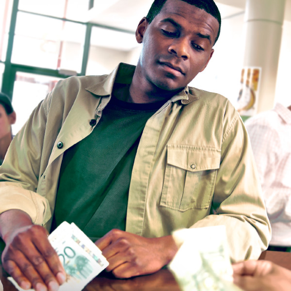 《警醒！》杂志2015年9月刊封面 | 金钱——你看得有多重要？