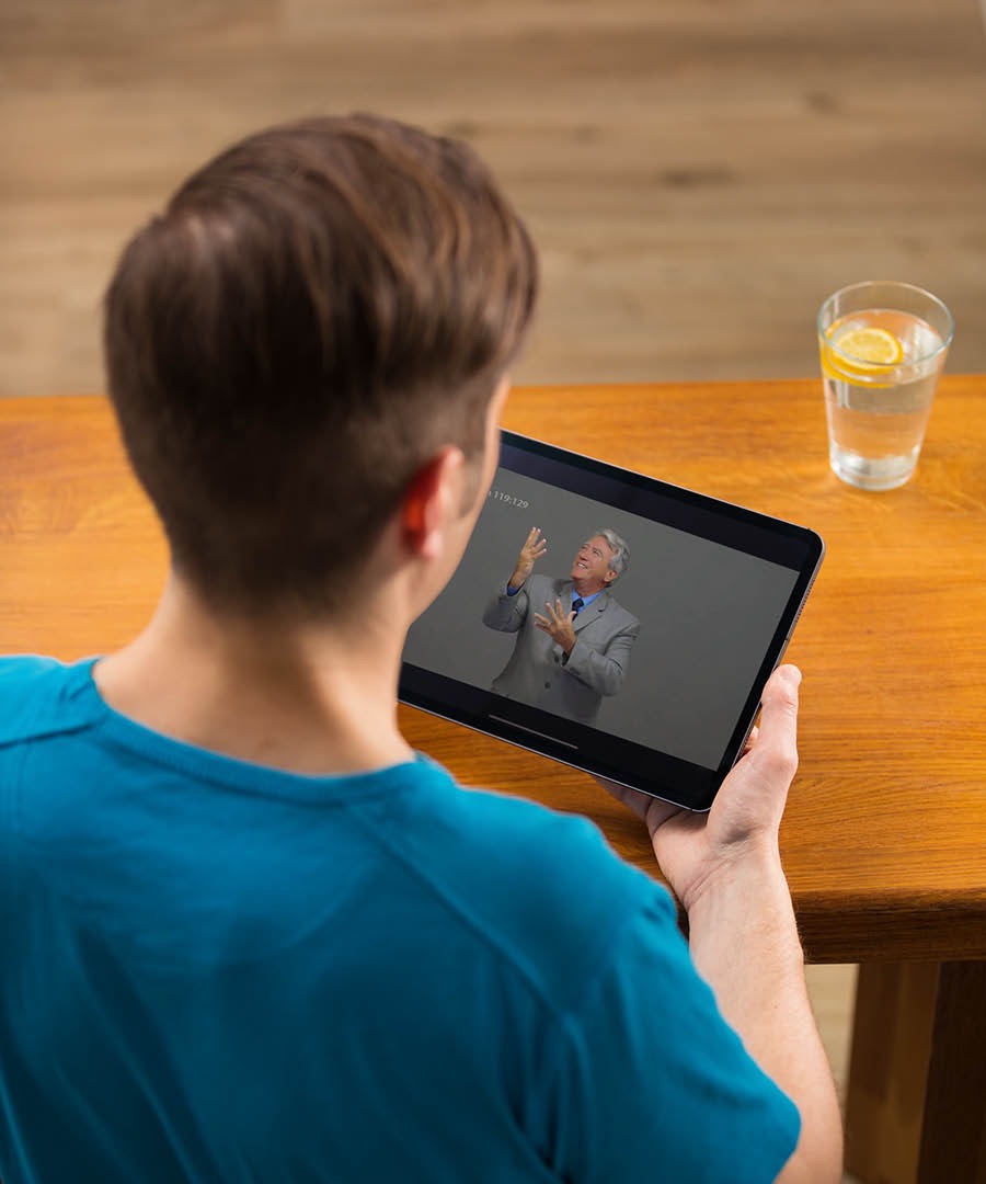 一个男子在读圣经