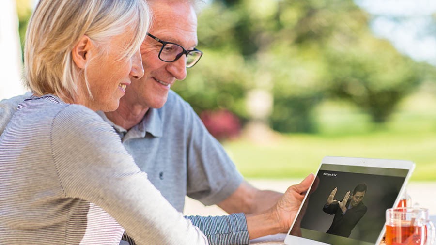 一个妈妈在整理小女儿的衣服时听圣经录音