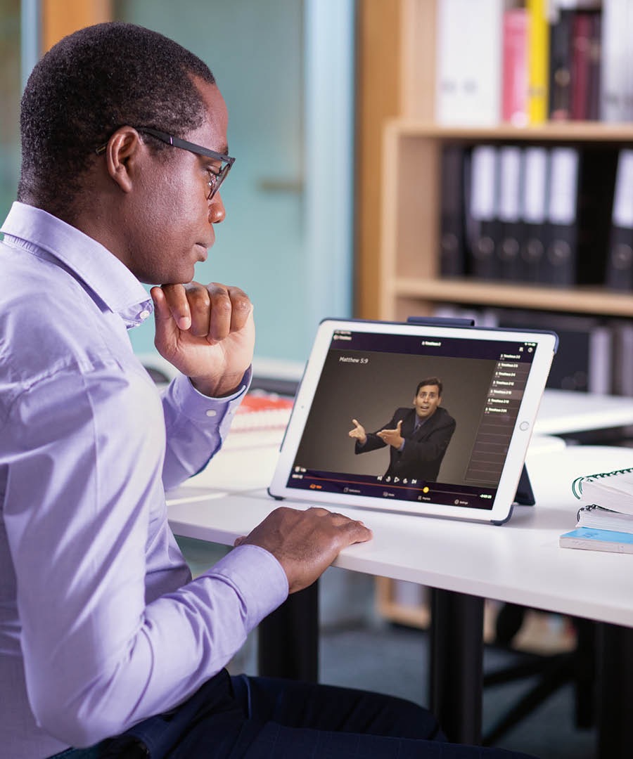 一个男子在线上阅读圣经