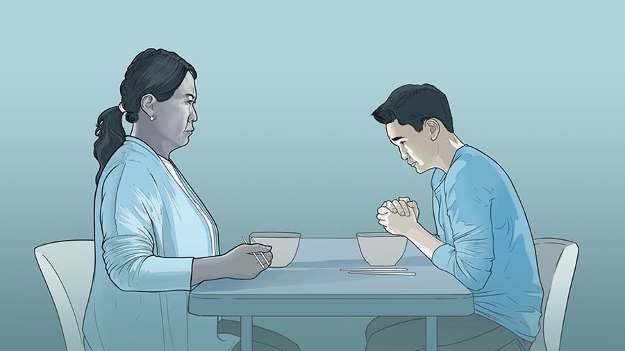 一个男孩很紧张，因为他祷告时未信主的妈妈一直瞪着他