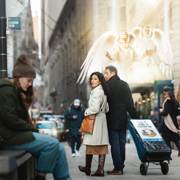 Bračni par ide ulicom i vuče pokretni stalak. Iznad njih su anđeli koji potiču sestru da zapazi potištenu mladu ženu koja sjedi na klupi.