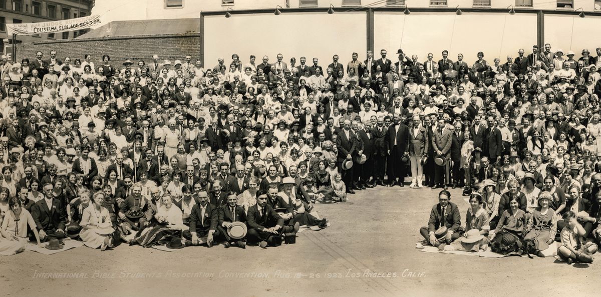 A large group of brothers and sisters at the 1923 Bible Studentsʼ convention in Los Angeles, California.