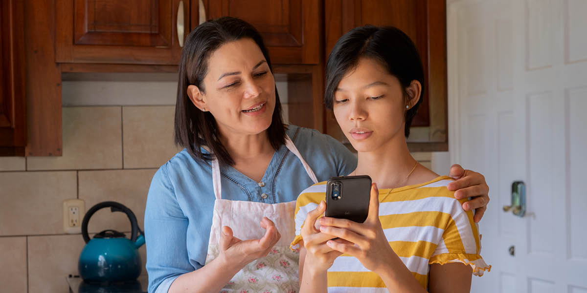 Juntiquil xchʼoc woliʼ pʌsben i mamá jiñi i celular.