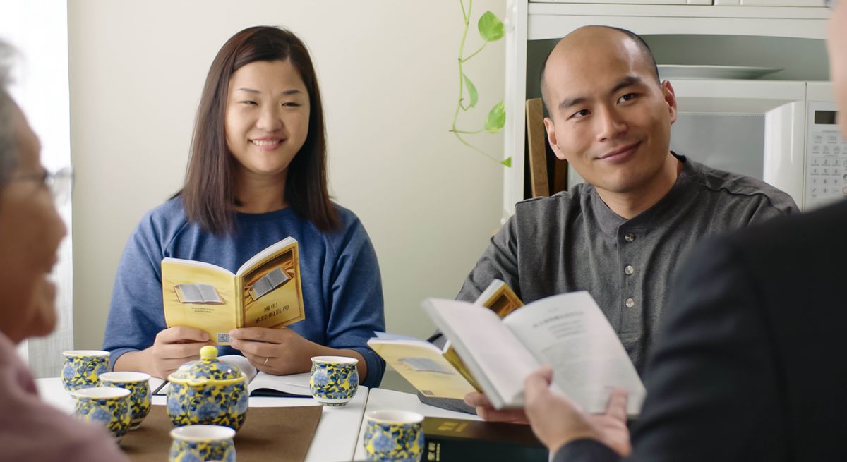 Foto chaʼan jiñi video «Chʌn pʌsbeñob cʼuxbiya jiñi muʼ bʌ i chʼujutesañob Jehová: Jiñi chʼoyoloʼ bʌ ti yambʌ país». Bill yicʼot Maggie Zeng tijicñayob cheʼ bʌ woliʼ yʌcʼob jumpʼejl estudio.