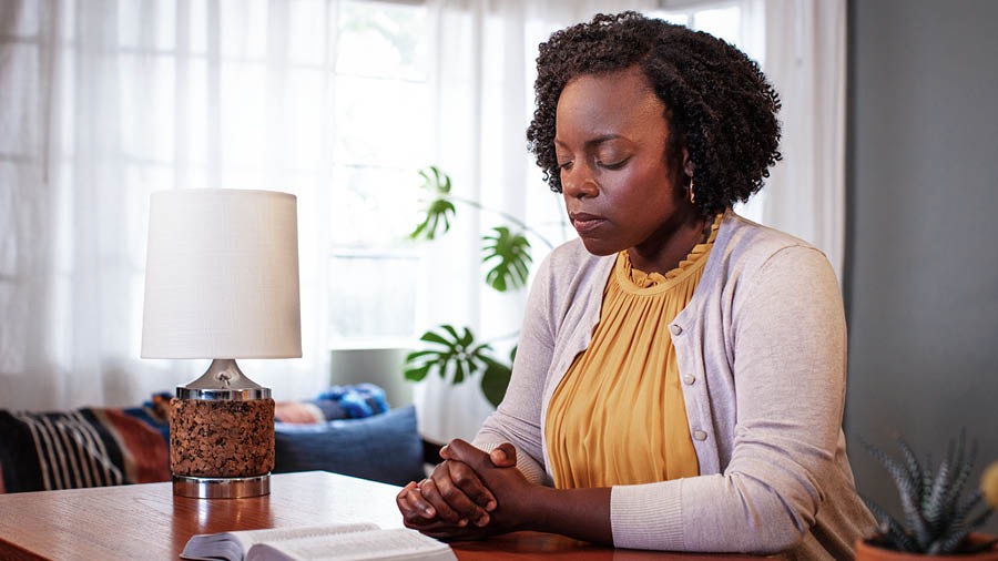 Juntiquil hermana miʼ chaʼlen oración yicʼot jiñi Biblia cheʼ jamʌl i chaʼan ti jiñi weʼteʼ.