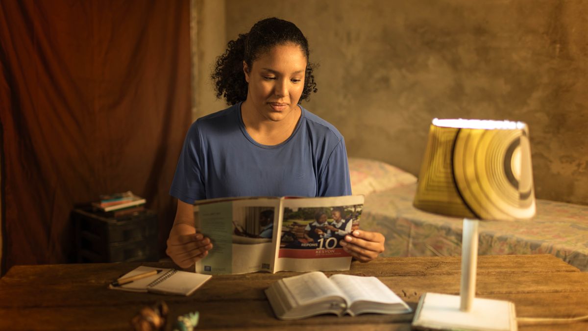 Juntiquil hermana woliʼ pejcan jiñi folleto «I jacʼbal 10 cʼajtiya tac i chaʼan xcolelob». Yaʼ ti mesa an jumpʼejl Biblia, jumpʼejl cuaderno yicʼot jumpʼejl lapicero.