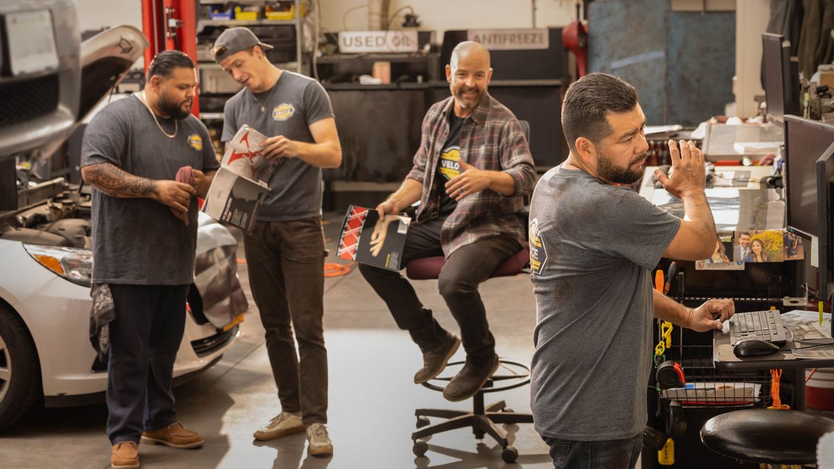 Un hermano trabajando en un taller de autos. Sus compañeros de trabajo miran revistas pornográficas, pero él se niega a hacerlo.