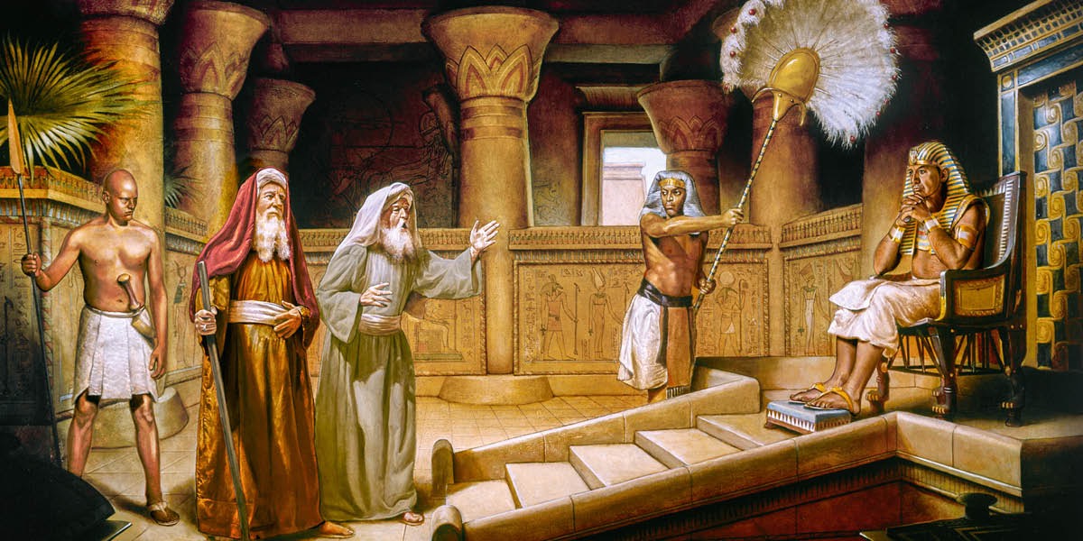 Moses ac Aaron yn dod o flaen y Pharo, sy’n eistedd ar ei orsedd.
