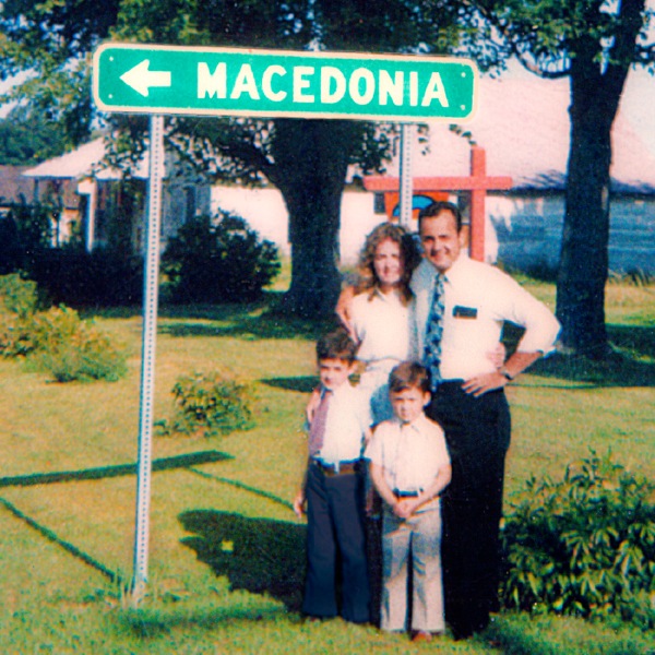 Anthony a Susan Morris gyda’u meibion ifanc mewn tiriogaeth sy’n cael ei weithio’n anaml
