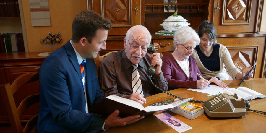 Rhai ifanc yn helpu cwpl hŷn i dystiolaethu dros y ffôn ac ysgrifennu llythyrau