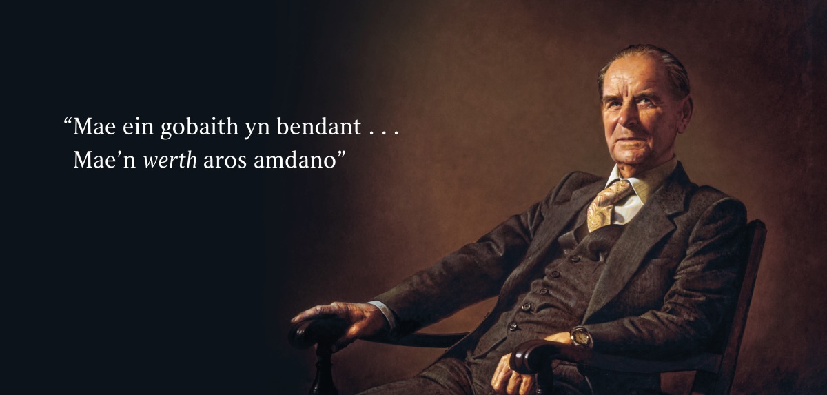 Y brawd Frederick Franz. Wrth ei ymyl mae’r dyfyniad, “Mae ein gobaith yn bendant . . . Mae’n werth aros amdano.”