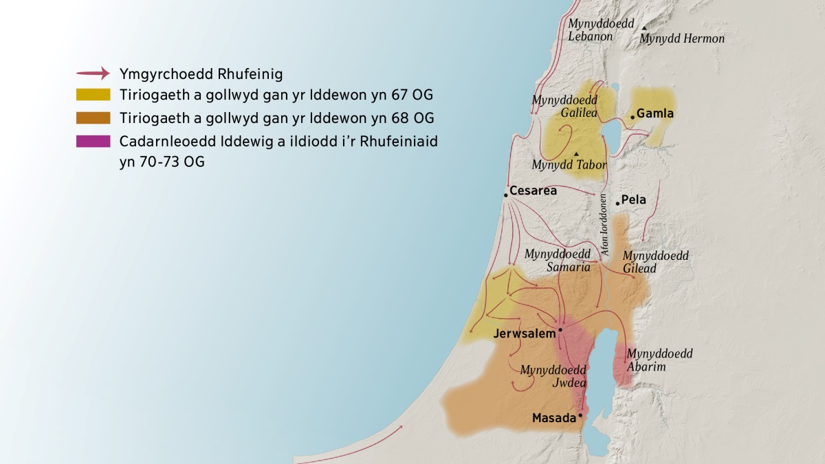 Map yn dangos rhai o fynyddoedd a dinasoedd Israel yn y ganrif gyntaf. I’r gogledd o Jerwsalem mae mynyddoedd Lebanon, Galilea, Samaria, a Gilead, yn ogystal â Mynydd Hermon a Mynydd Tabor. Y dinasoedd i’r gogledd o Jerwsalem ydy Gamla, Cesarea, a Pela. I’r de o Jerwsalem mae mynyddoedd Jwdea ac Abarim, yn ogystal â dinas Masada. Mae’r map hefyd yn dangos taith yr ymgyrchoedd Rhufeinig a’r tiriogaeth a gollwyd gan yr Iddewon o 67 OG i 73 OG.