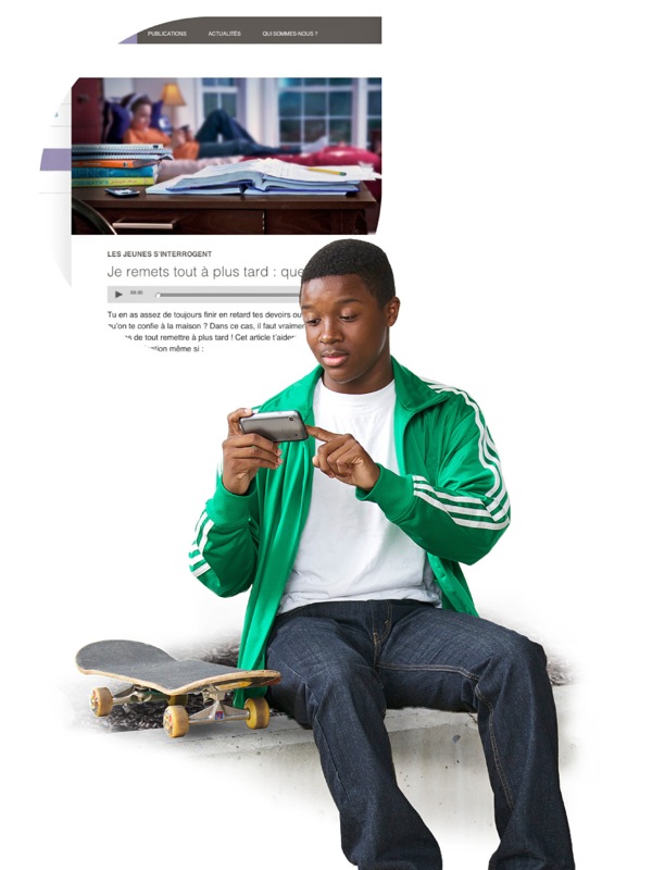 En teenager ser på menupunktet Teenagere på jw.org