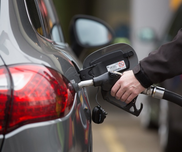 En mand fylder diesel på sin bil