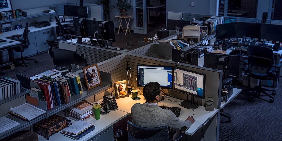 En mand arbejder sent om aftenen på sit job