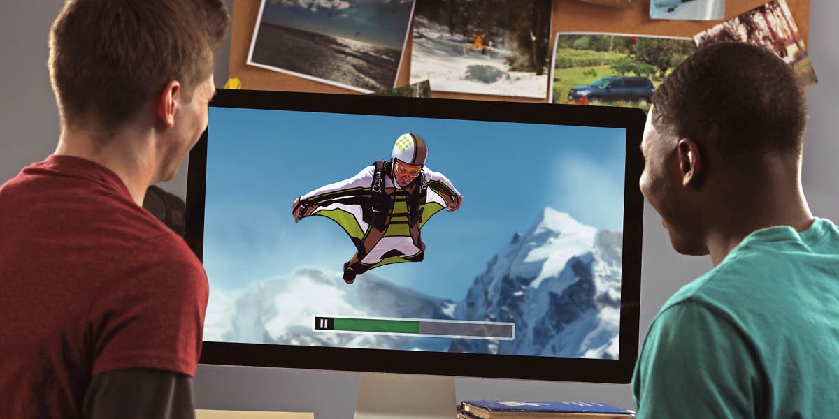 To unge mænd ser en video på internettet med en adrenalinjunkie