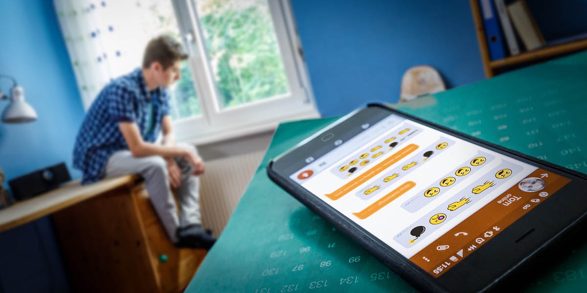 En dreng er ked af det fordi han er blevet udsat for digital mobning