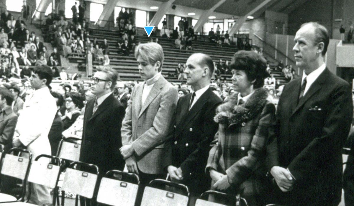 Håkan står ved siden af sin far og andre der skal døbes.