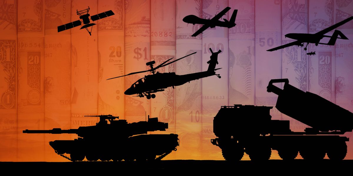 Silhuetter af militærfly og kampvogne med forskellig valuta i baggrunden.