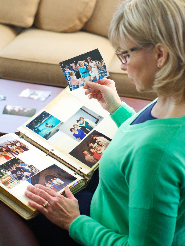 En kristen søster kigger i et fotoalbum og bliver mindet om de mange glæder hun oplevede da hun var et vidne for Jehova