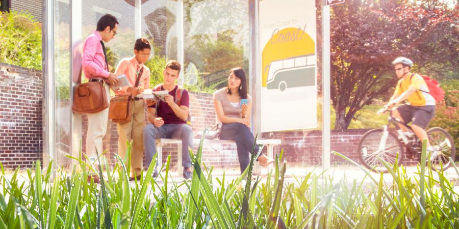 Jehovas Vidner forkynder for nogle ved et busstoppested