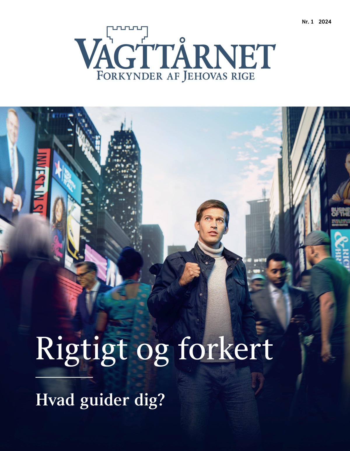 En ung mand står på gaden midt i en travl bydel. Folk med forskellig nationalitet og baggrund går forbi ham. Han ser op for at finde ud af hvor han skal gå hen.