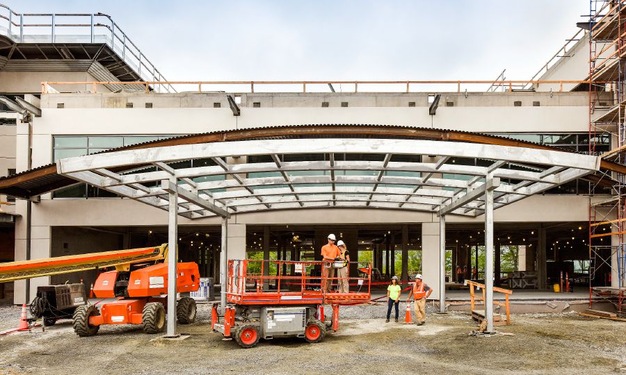 Frivillige arbejder på hovedindgangen til de nye bygninger i Warwick, New York