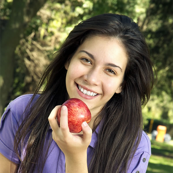 Ein Mädchen beißt in einen Apfel