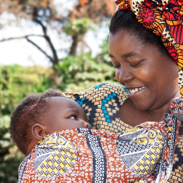 Eine afrikanische Mutter mit ihrem Baby