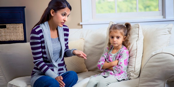 Eine Mutter redet mit ihrer kleinen Tochter ein ernstes Wörtchen