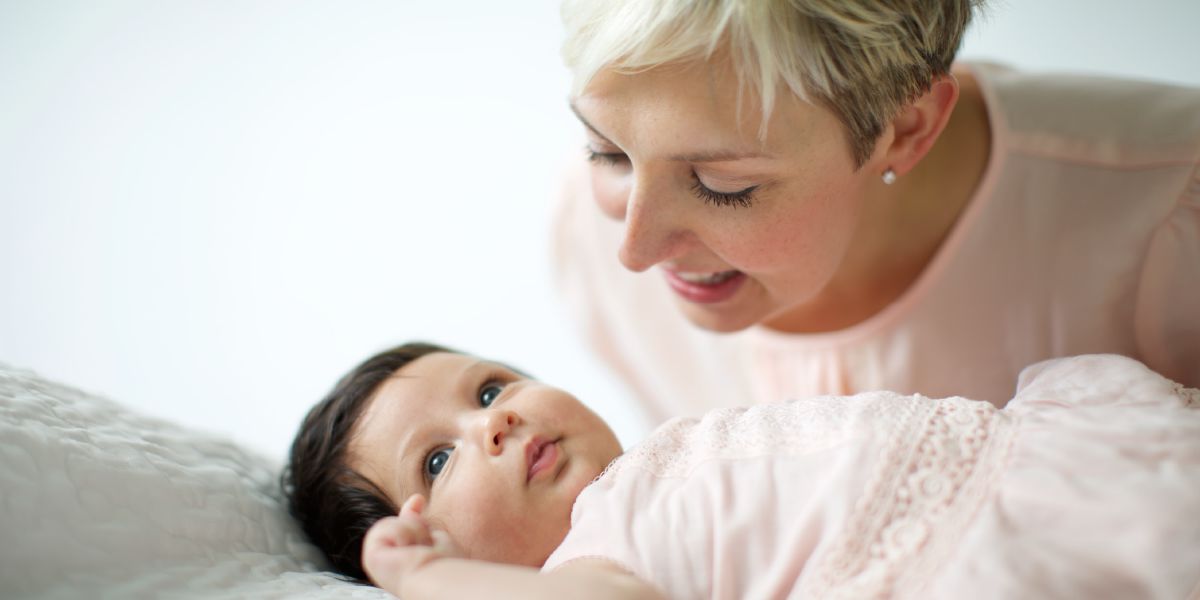 Eine Mutter spricht zu ihrem Baby