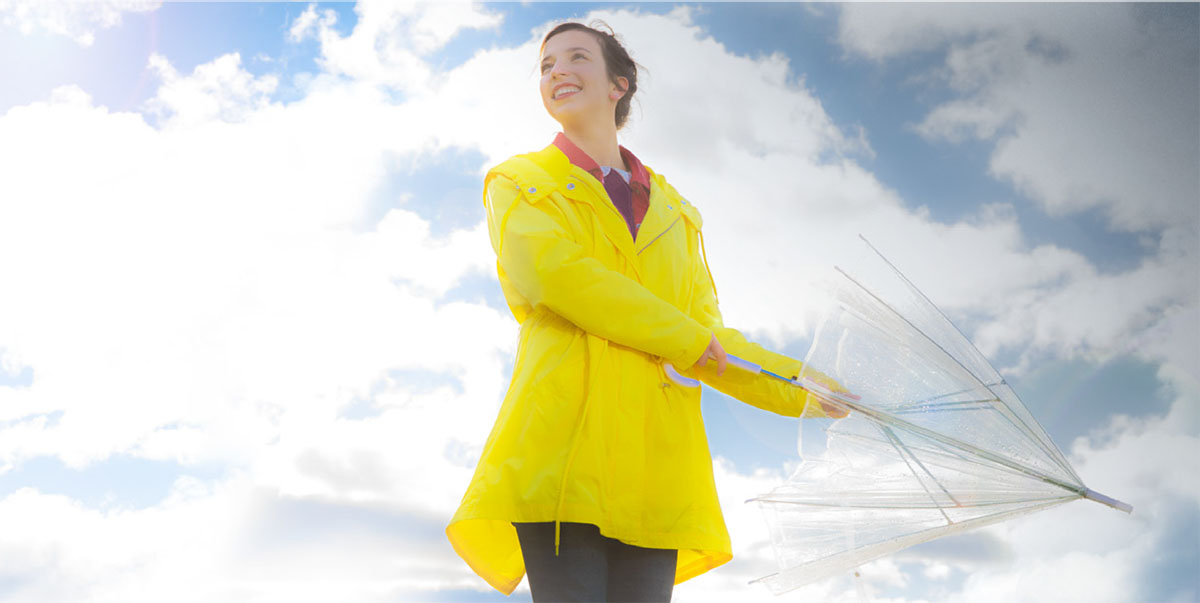 Eine Frau hat positive Gedanken, als der Regen aufhört und die Sonne wieder scheint