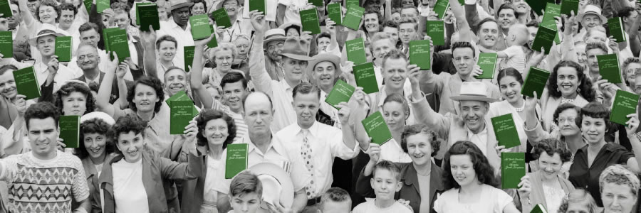 Eine Gruppe Kongressdelegierter hält die neu veröffentlichte „Neue-Welt-Übersetzung der Christlichen Griechischen Schriften“ in die Höhe