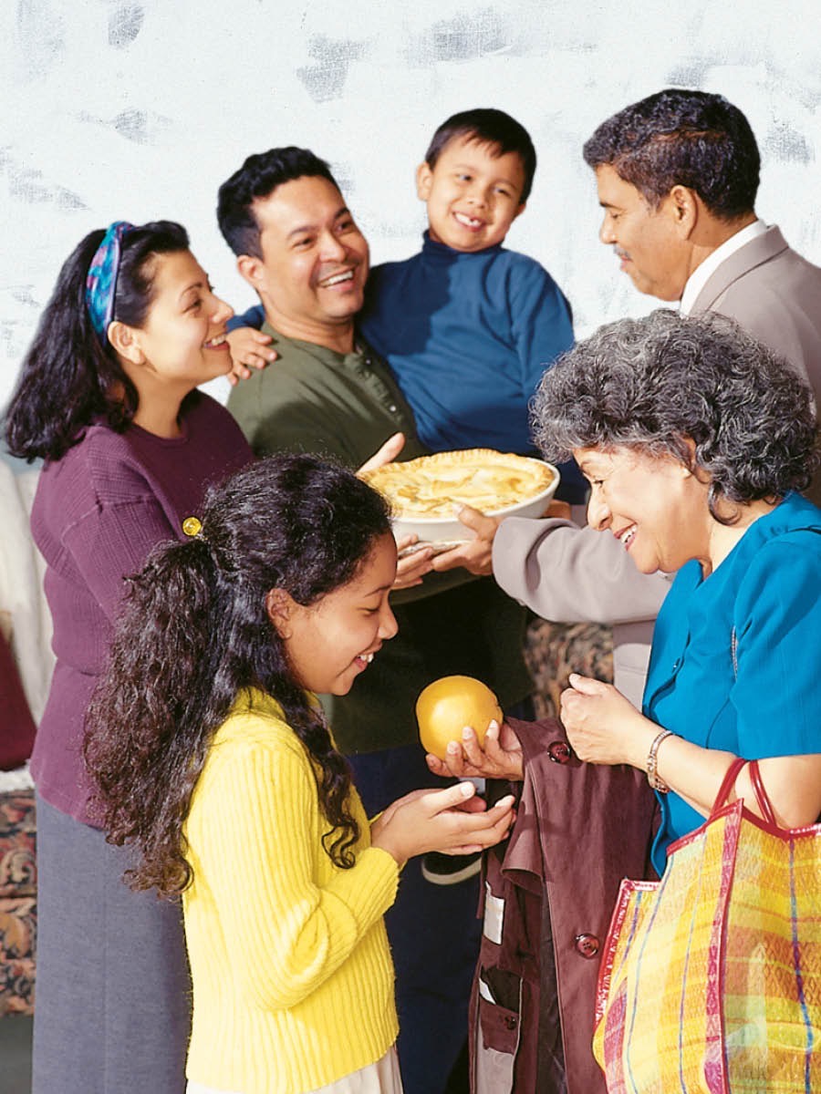 Ein Ehepaar teilt Essen mit einer anderen Familie