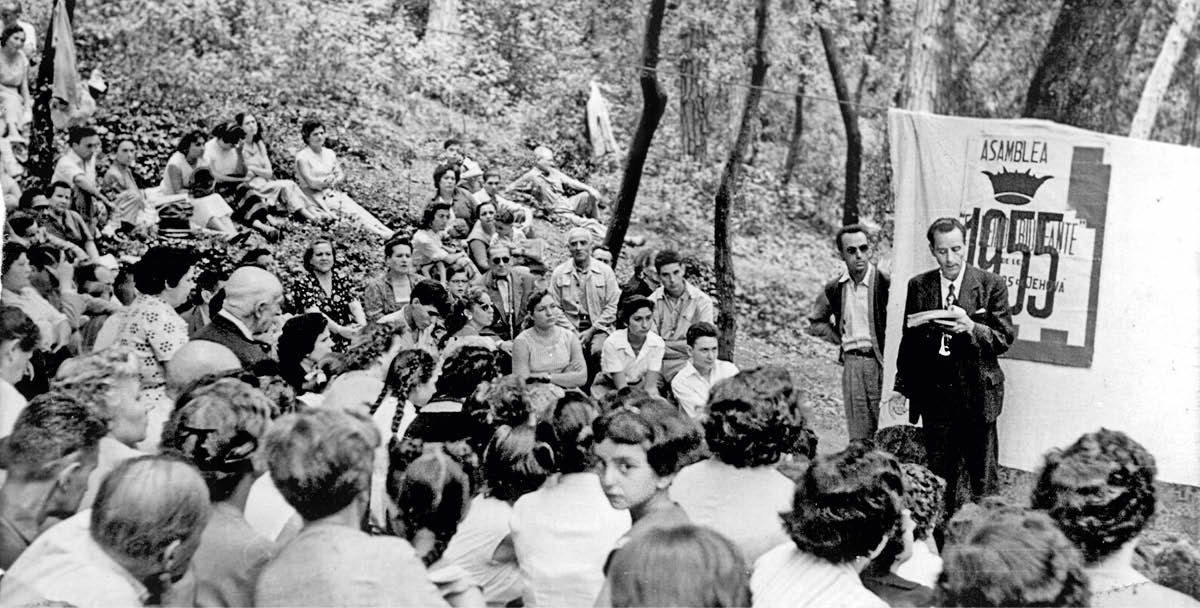 Bruder Franz spricht zu einer Gruppe von Zeugen Jehovas, die sich im Wald versammelt haben.