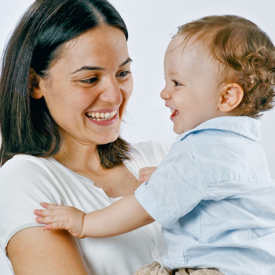 Eine Mutter hält ihr Baby im Arm